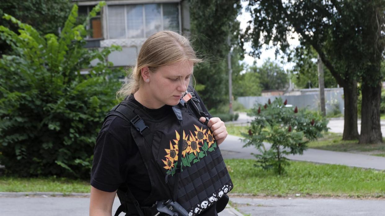 Alisa en gilet pare-balles pendant une livraison de biens de première nécessité dans un quartier de Kharkiv, juillet 2022. Juliette Corne, Fourni par l'auteur