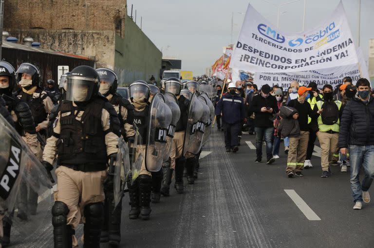 Organizaciones sociales cortaron el puente Pueyrredón y marchas hacia la 9 de Julio