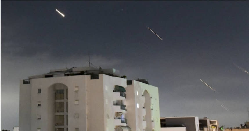 伊朗於中東時間13日晚間發射170架無人機和120多枚彈道飛彈打擊以色列。（圖／達志／美聯社）