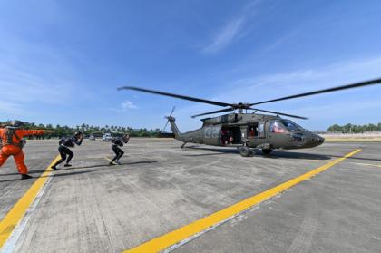 海、空軍共同執行「直升機人員及膠舟快速布放」專精訓練。（取自中華民國海軍臉書）