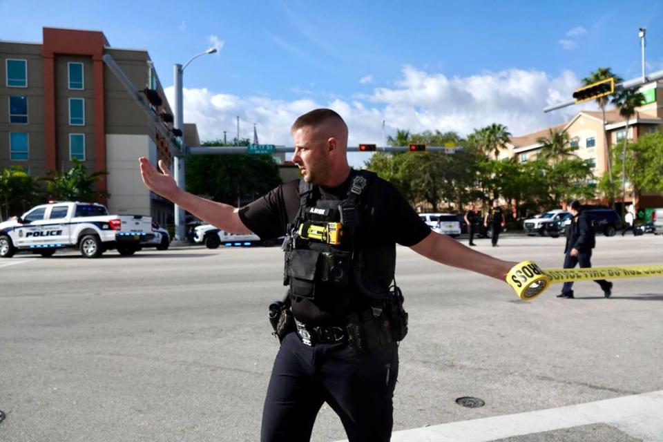 Un sospechoso disparó a un oficial de policía de Fort Lauderdale cerca del Holiday Inn Express en Southeast 17th St. el jueves 21 de marzo de 2024 por la mañana. (Joe Cavaretta/South Florida Sun Sentinel) Joe Cavaretta South Florida Sun Sentinel
