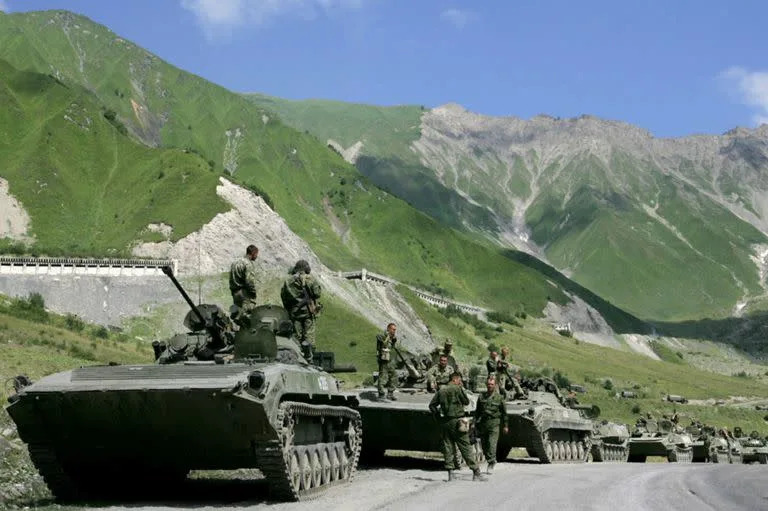 Un convoy de tropas rusas se abre paso a trav&#xe9;s de las monta&#xf1;as del C&#xe1;ucaso hacia el conflicto armado entre las tropas georgianas y las tropas separatistas de Osetia del Sur, en la aldea de Dzhaba, en Osetia del Sur, en 2008.