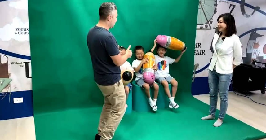 新北市議員李倩萍爭取250萬元經費，為三重修德國小打造VR虛擬學習空間，讓孩子們都玩得不亦樂乎。（圖／翻攝畫面）