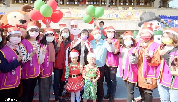 彰化縣幼兒園親子運動嘉年華在縣立體育場熱鬧展開。（記者方一成攝）