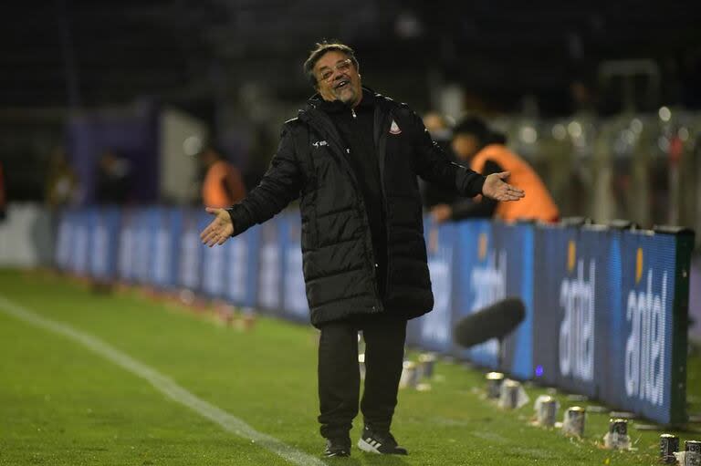 Caruso Lombardi se queja a un juez asistente durante un partido de Miramar Misiones