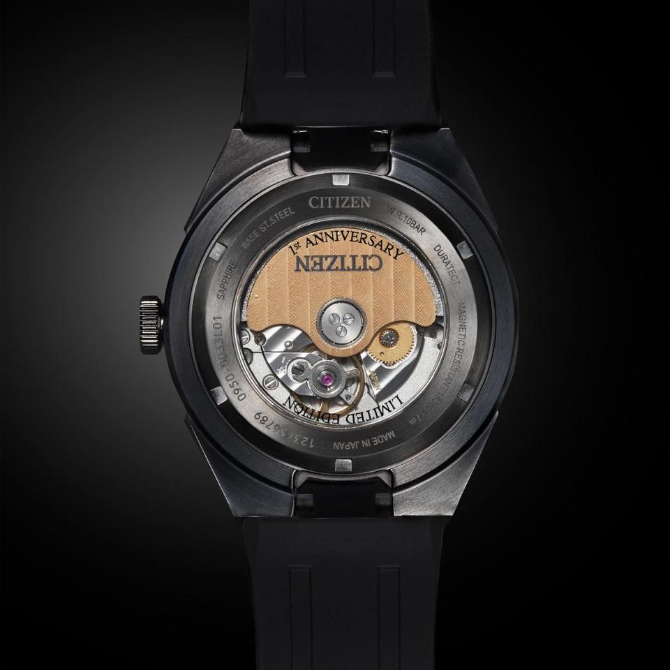 Series 8 870碳石黑一週年限量款腕錶是Series 8系列中首度透背的款式，可以欣賞底下的0950自動上鍊機芯。