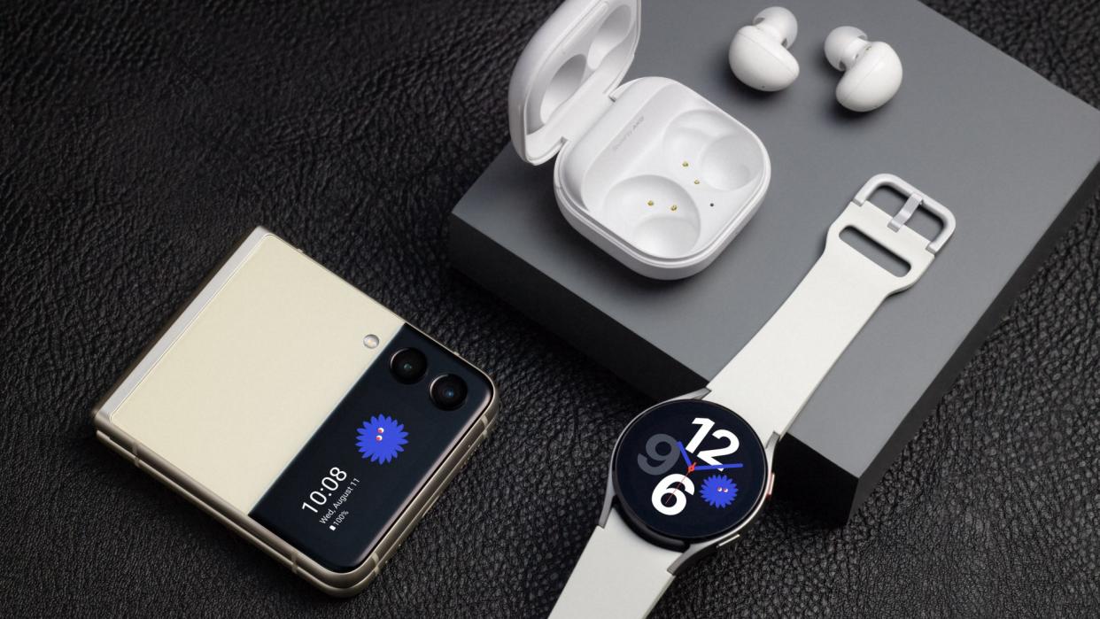  Samsung Galaxy Buds 2, Galaxy Watch 4, Galaxy Z Flip 4 devices. 