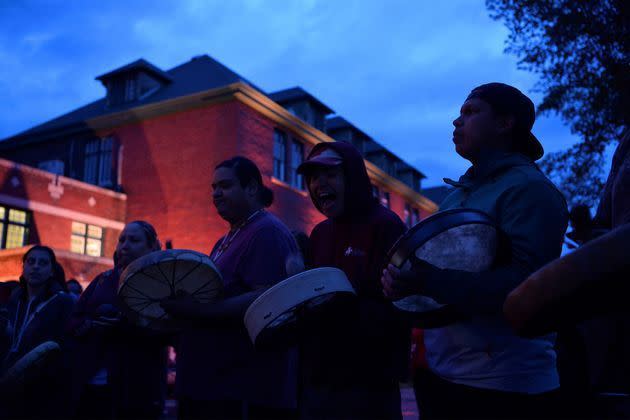 <p>Au total, quelque 150 000 enfants amérindiens, métis et inuits ont été enrôlés de force dans ces pensionnats qui ont existé jusqu’aux années 1990.</p>