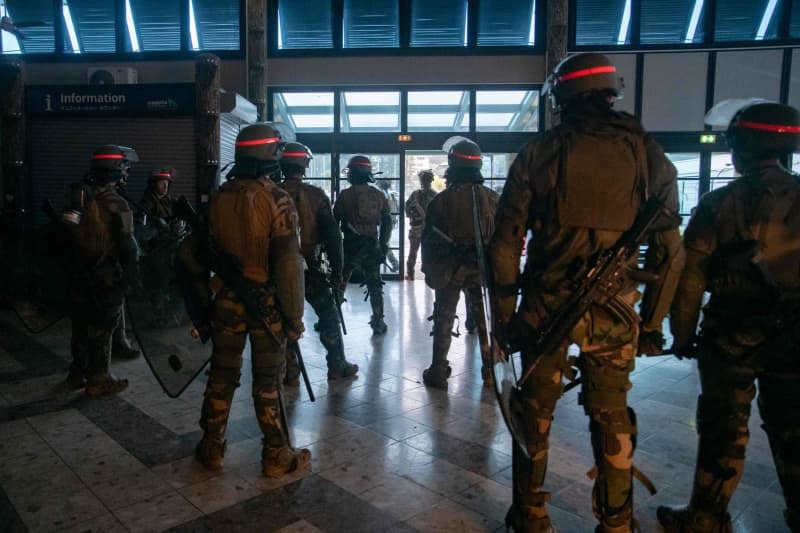 French soldiers of the 8th Marine Infantry Regiment (8e RIMa) secure Magenta Airport in Noumea, France's Pacific territory of New Caledonia. After days of serious riots in the French overseas territory of New Caledonia, the situation has eased slightly with the declaration of a state of emergency. Delphine Mayeur/AFP/dpa