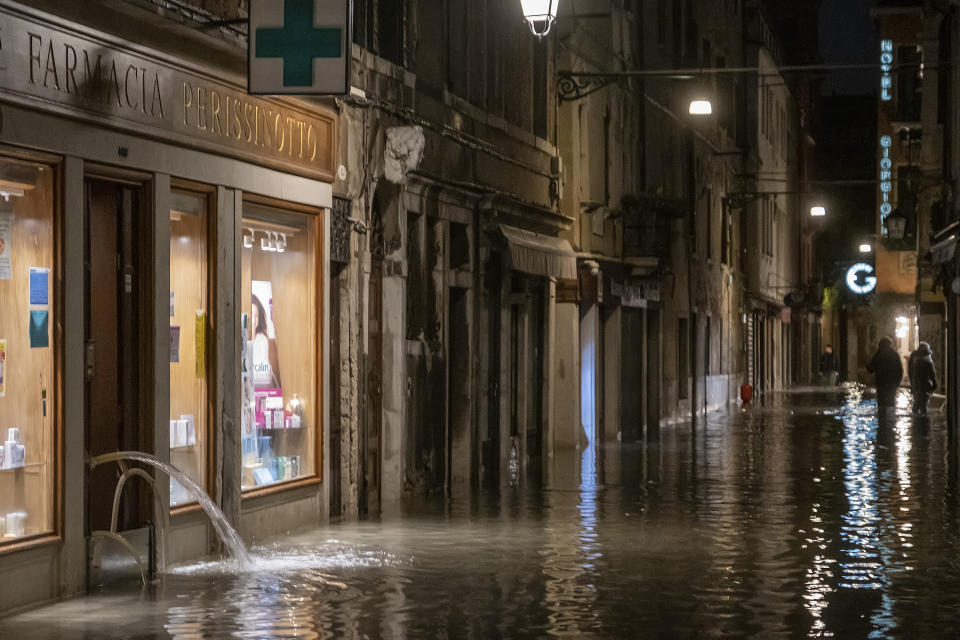 L'Amministrazione comunale di Venezia presenterà richiesta di stato di crisi alla Regione Veneto. Il sindaco Brugnaro: "Tutti i cittadini e le imprese raccolgano materiale utile a dimostrare i danni subiti con fotografie, video, documenti o altro nei prossimi giorni comunicheremo le modalità precise per la richiesta di contributo". Disposta intanto la chiusura delle scuole di Venezia e isole di ogni ordine e grado. (Photo by Stefano Mazzola/Awakening/Getty Images)