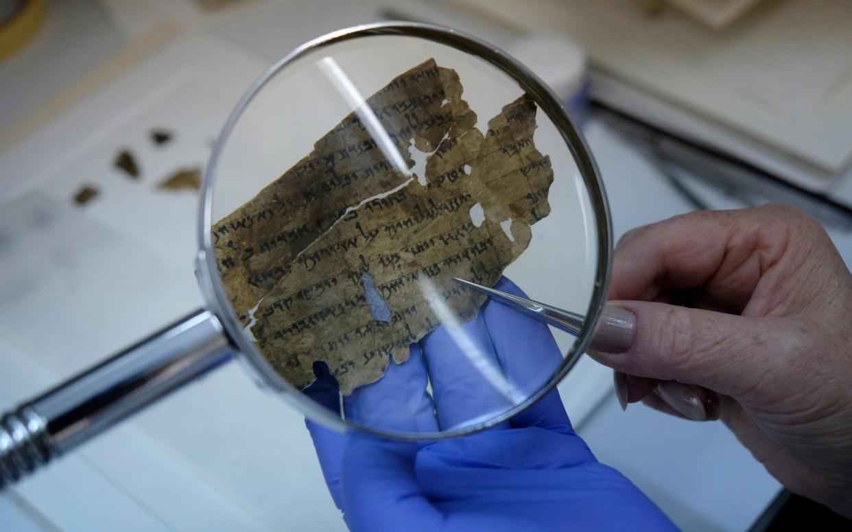 A genuine fragment from the Dead Sea Scrolls - Moment Mobile ED