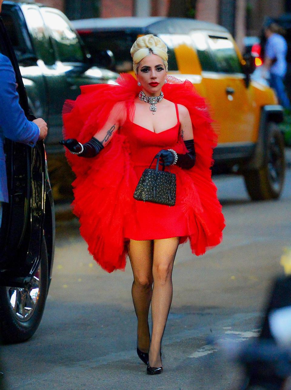 Zu guter Letzt: US-Sängerin Lady Gaga trug am Abend ein rotes Minikleid von Designer Christian Siriano. (Bild: Yahoo Lifestyle)