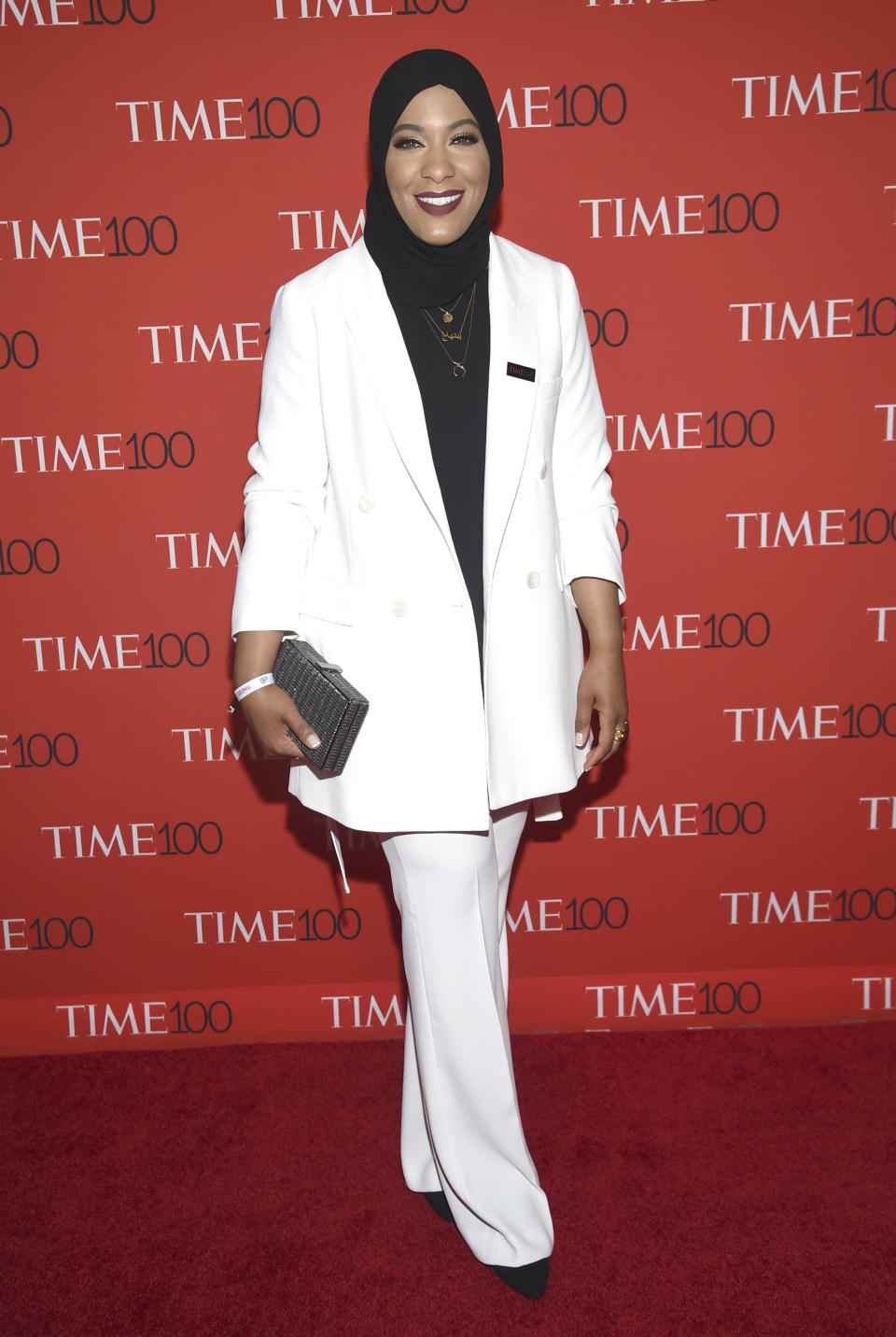 <p>Ibtihaj Muhammad kennt man eigentlich nur im sportlichen Fecht-Outfit. Am Gala-Abend legte die Olympia-Säbelfechterin allerdings einen eleganten Auftritt hin. Sie setzte auf einen klassischen Look, trug einen weißen Anzug und setzte mit mehreren Goldketten kleine Akzente. (Bild: AP Photo) </p>