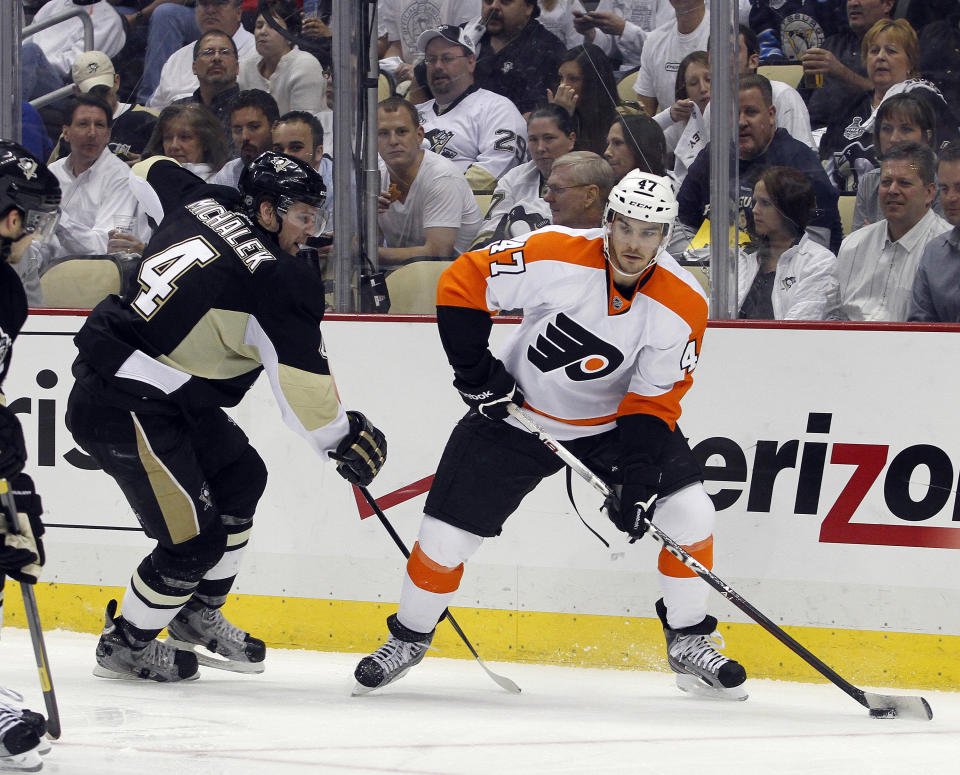 PITTSBURGH, PA - APRIL 20: Eric Wellwood #47 of the Philadelphia Flyers handles the puck against Zbynek Michalek #4 of the Pittsburgh Penguins in Game Five of the Eastern Conference Quarterfinals during the 2012 NHL Stanley Cup Playoffs at Consol Energy Center on April 20, 2012 in Pittsburgh, Pennsylvania. (Photo by Justin K. Aller/Getty Images)