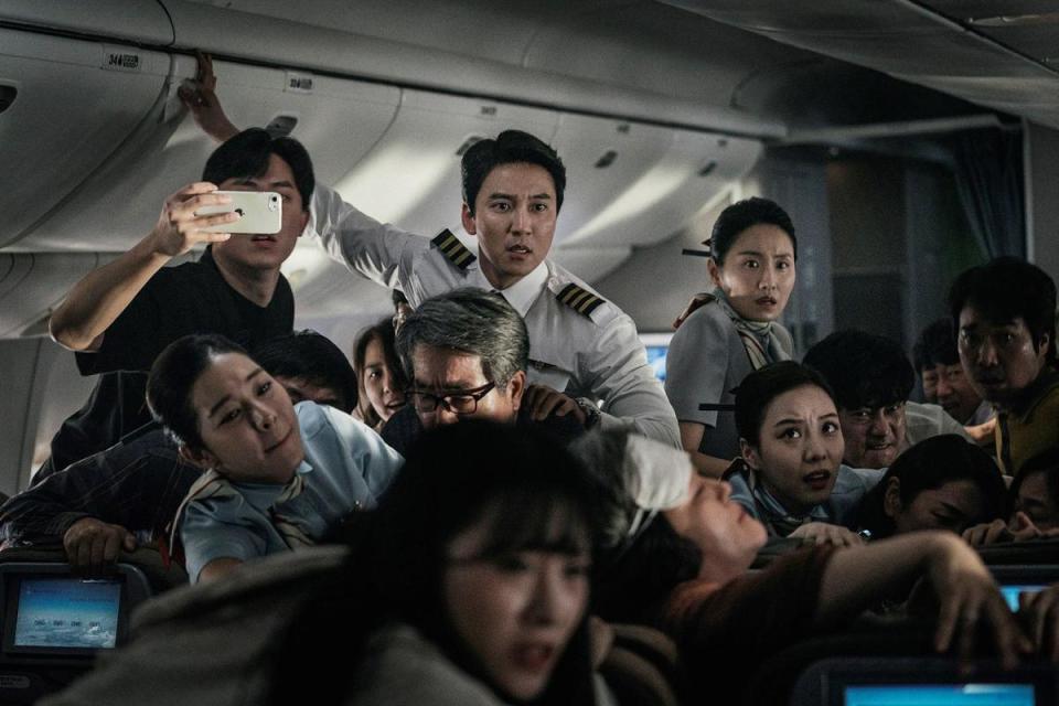 金南佶在《緊急迫降》中為了拯救病危旅客跑到機艙了解狀況。（車庫娛樂提供）