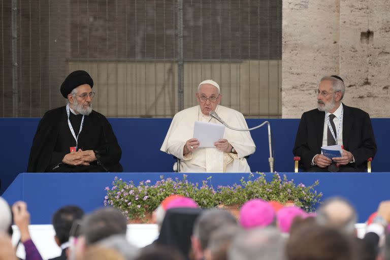 El papa Francisco durante su discurso en el Coliseo, rodeado de religiosos de otros credos