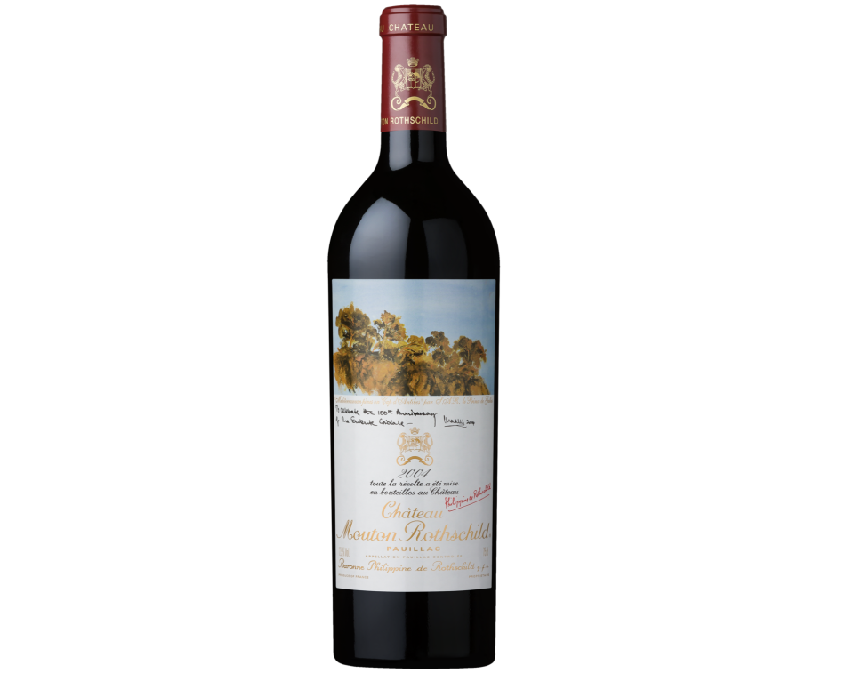 La bouteille de Château Mouton Rothschild 2004, dont l’étiquette a été illustrée par Charles III, à l’époque prince de Galles.