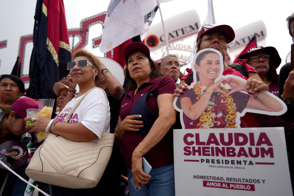 Los seguidores de la candidata presidencial del partido gobernante MORENA, Claudia Sheinbaum, llegan para asistir a su mitin de campaña de cierre en el Zócalo, en la Ciudad de México, México, el 29 de mayo de 2024. REUTERS/Alexandre Meneghini