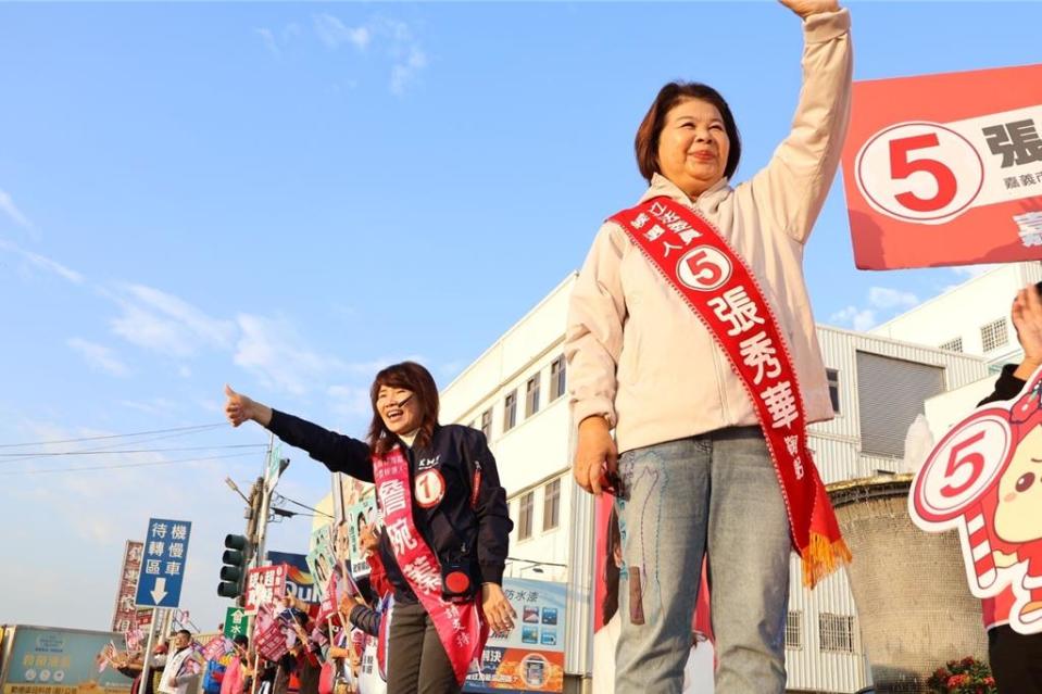 國民黨嘉義縣一選區海區立委候選人詹琬蓁，與國民黨嘉義市立委候選人張秀華聯袂在嘉義縣水上鄉民生社區路口拜票。（詹琬蓁競選團隊提供∕呂妍庭嘉義傳真）