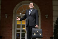 Spanish Prime Minister Mariano Rajoy gestures as he arrives for first cabinet meeting after winning a parliamentary confidence vote for a second term ending 10 months of political paralysis that included two inconclusive elections, at the Moncloa Palace in Madrid, Spain November 4, 2016. REUTERS/Sergio Perez