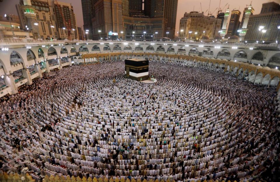 <p>Die Pilger beten an der Al-Haram-Moschee in Mekka in Saudi-Arabien. (Bild: Khalil Hamra/ AP) </p>