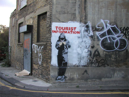 <p>Was wäre eine Graffitigalerie ohne den legendären Banksy? Dieses ist eines seiner weniger bekannten Werke – aber nicht weniger gewitzt. Würden Sie von diesem Mann Informationen über die Sehenswürdigkeiten einer Stadt einholen? (Foto: Banksy) </p>