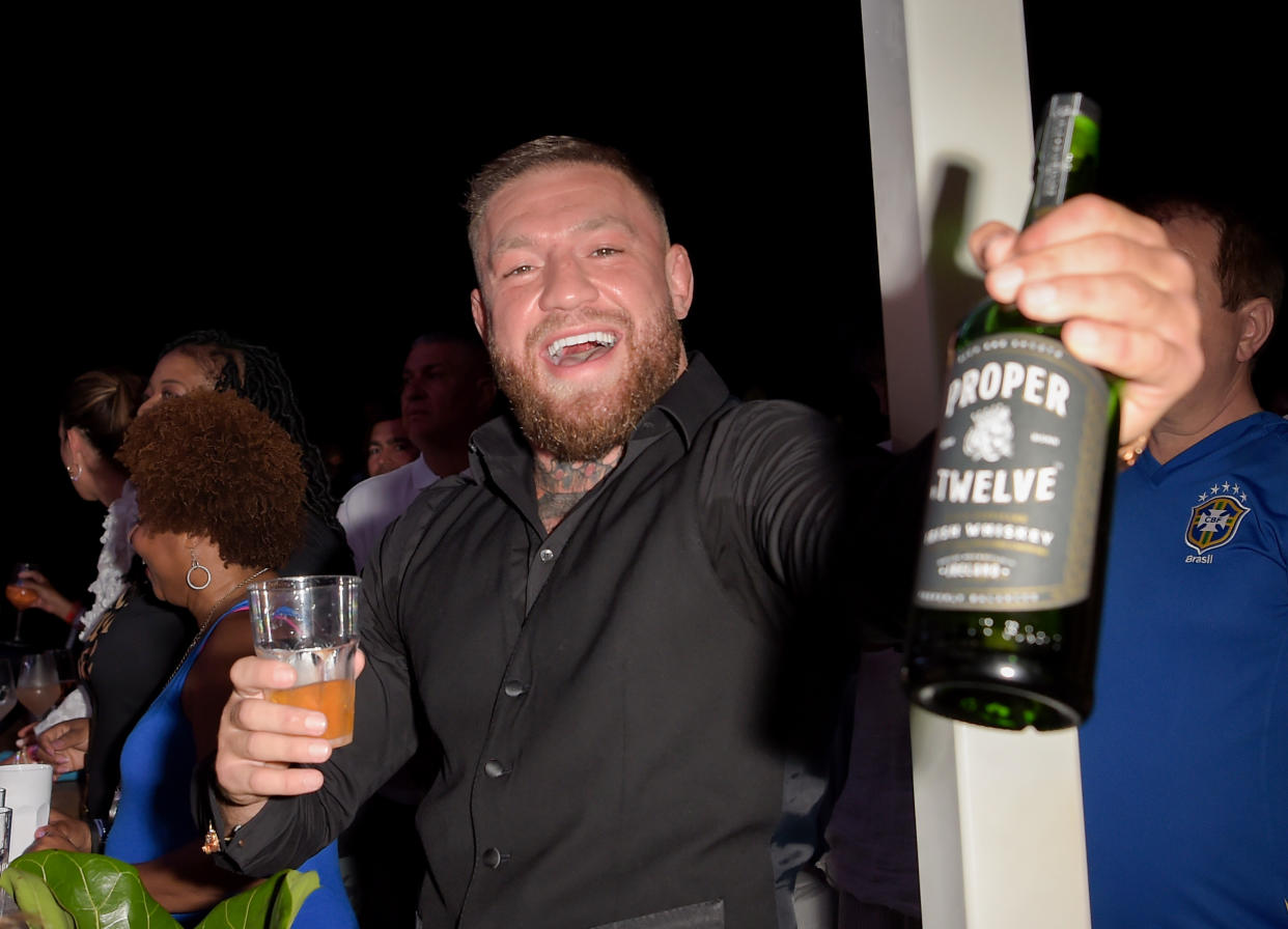 Conor McGregor con una botella de su whiskey: Proper Twelve. (Antony Jones/Getty Images for Spotify)