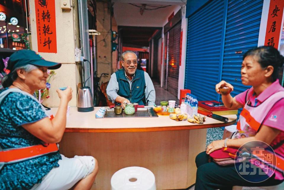 高齡80歲的田文仲（中）每晚固定在里辦公室前的騎樓泡茶，慰勞巡守隊員。
