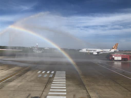澎湖機場灑水迎接出現美麗彩虹。（圖／台虎提供）