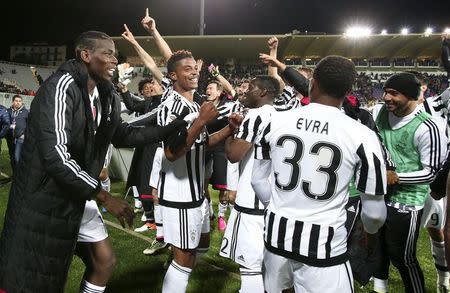 Football Soccer - Fiorentina v Juventus - Italian Serie A - Artemio Franchi stadium, Florence, Italy - 24/04/16 Juventus' players celebrate at the end of the match against Fiorentina. REUTERS/Stefano Rellandini