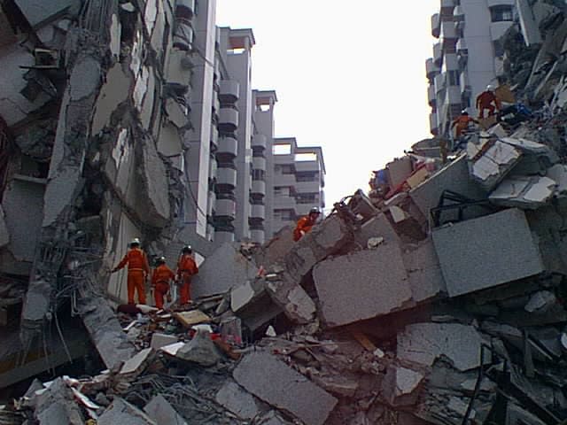 台灣921大地震，南投及台中居民的慘狀可以「人間煉獄」形容，有多棟十餘層高樓應聲而倒，為搶救可能被埋在斷垣殘壁的民眾，包括韓國等鄰國出動救援部隊支援。圖 / 取自維基共享資源