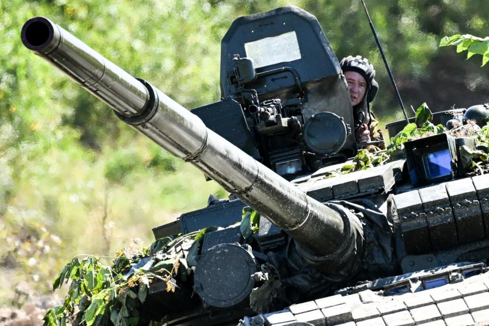 Un soldat russe dans un tank russe à Ioujno-Sakhalinsk, en Russie, le 4 septembre 2022 - KIRILL KUDRYAVTSEV / AFP