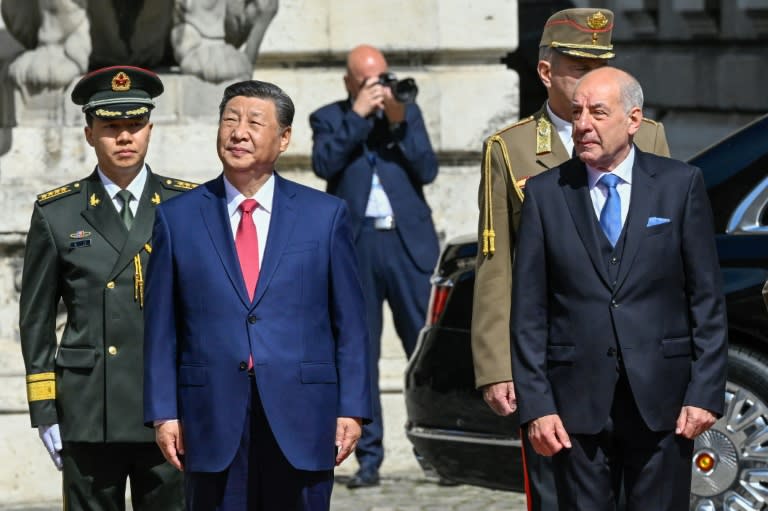 El presidente chino Xi Jinping (I) y el presidente húngaro Tamas Sulyok (D) pasan revista a la guardia de honor en el Castillo de Buda, en Budapest, el 9 de mayo de 2024 (Szilard KOSZTICSAK)