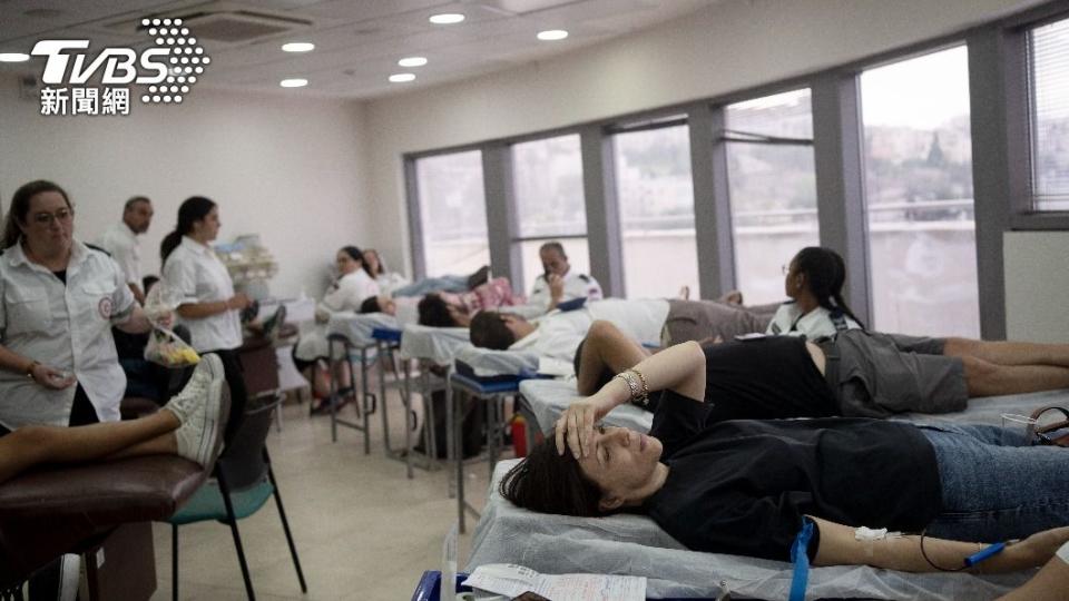 大量平民死傷，以色列出現捐血潮。（圖／達志影像美聯社）