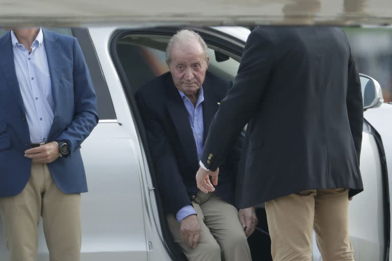 El rey emérito de España, Juan Carlos I, llega en un jet privado al aeropuerto de Peinador en Vigo, en el noroeste de España, el jueves 19 de mayo de 2022.