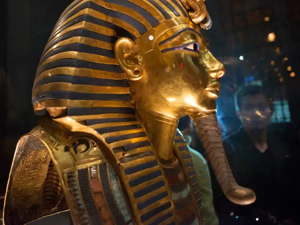 Die Maske von König Tutanchamun, die beschädigt und wieder zusammengefügt wurde, im Ägyptischen Museum in Kairo. - Copyright: Reuters