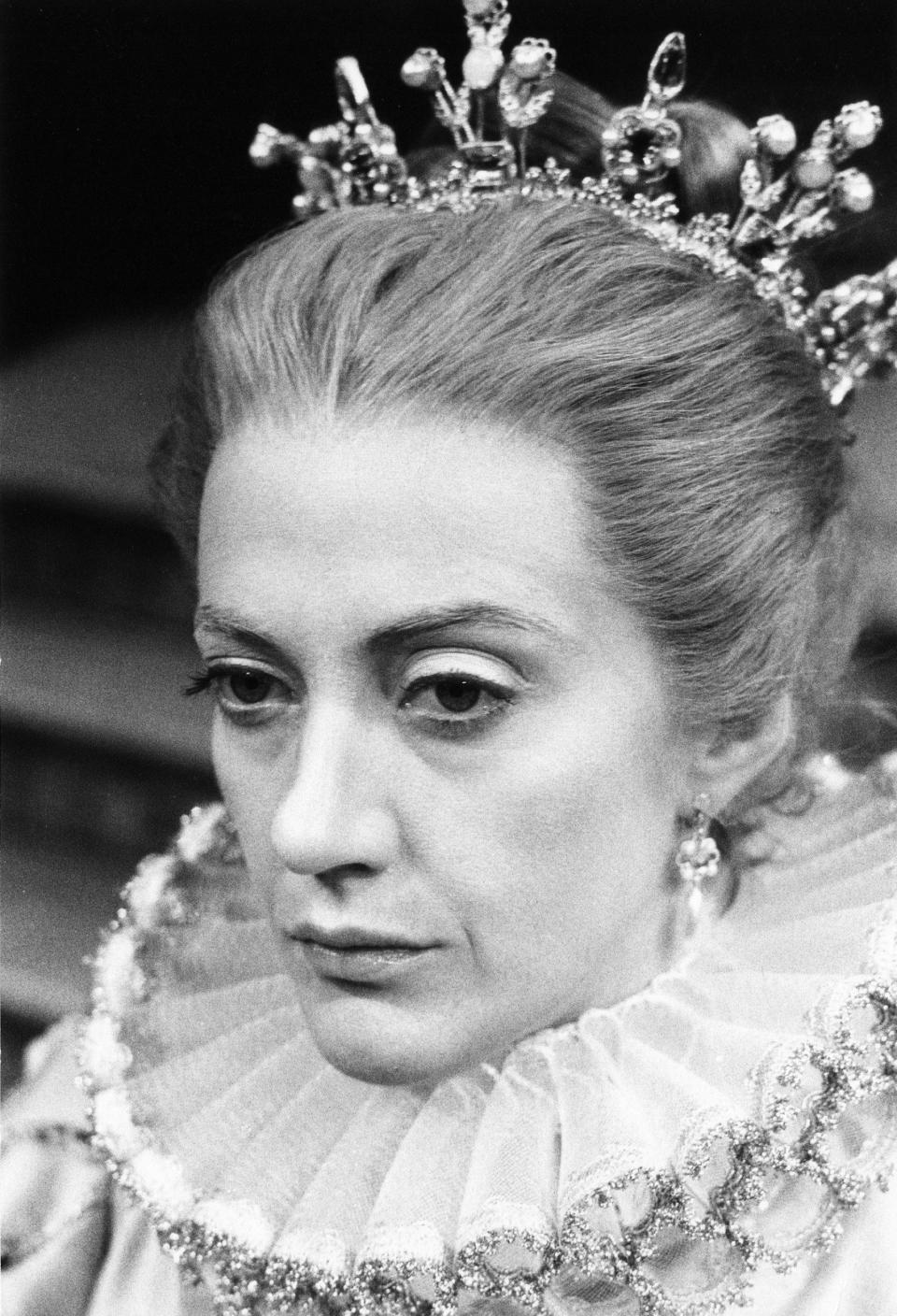 Playing Elizabeth I in Vivat! Vivat Regina! in the West End in 1970 - Everett Collection Inc / Alamy Stock Photo