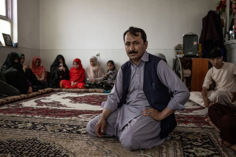 Mohammad Nabi Mohammadi pidió prestados 1.000 dólares para llevar a 36 familiares a Kabul después de que los talibanes atacaran su aldea en el distrito de Malistán.