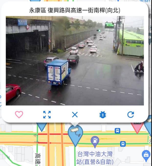 永康區復興路與高速一街也因為無法及時排水，路面出現積水情形。（圖／翻攝記者爆料網）