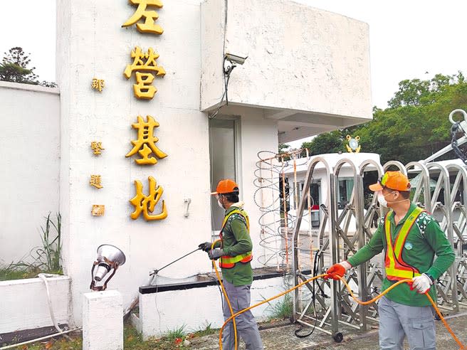 高雄市環保局清潔人員19日上午赴左營海軍基地大門口噴藥消毒。（林雅惠攝）