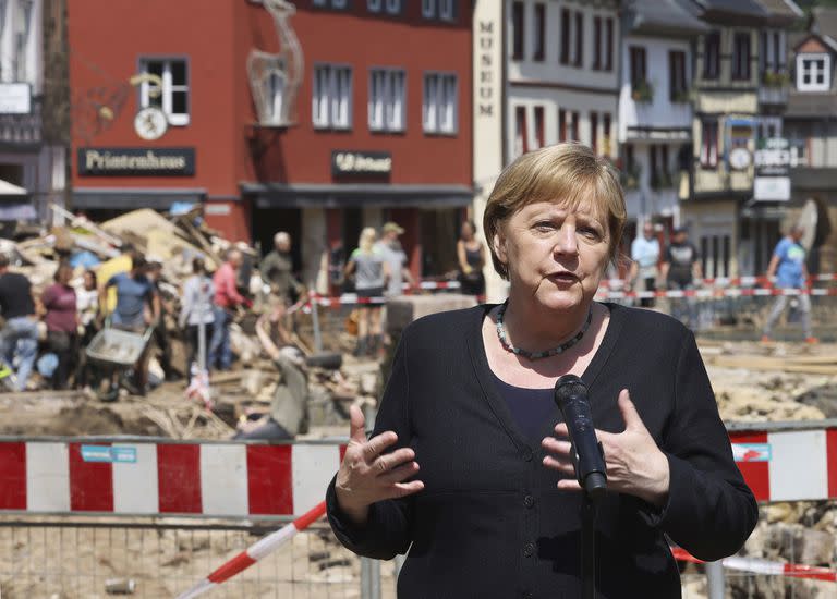 La canciller de Alemania, Angela Merkel, ofrece una conferencia de prensa en Muenstereifel, Alemania.