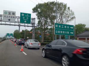 清明連假第３天中午，蘇花路廊、國５北上車流北返旅次湧現，國５從頭城交流道到雪隧「爆紫」回堵５、６公里，恐塞到深夜才能紓解。（記者林坤瑋攝）