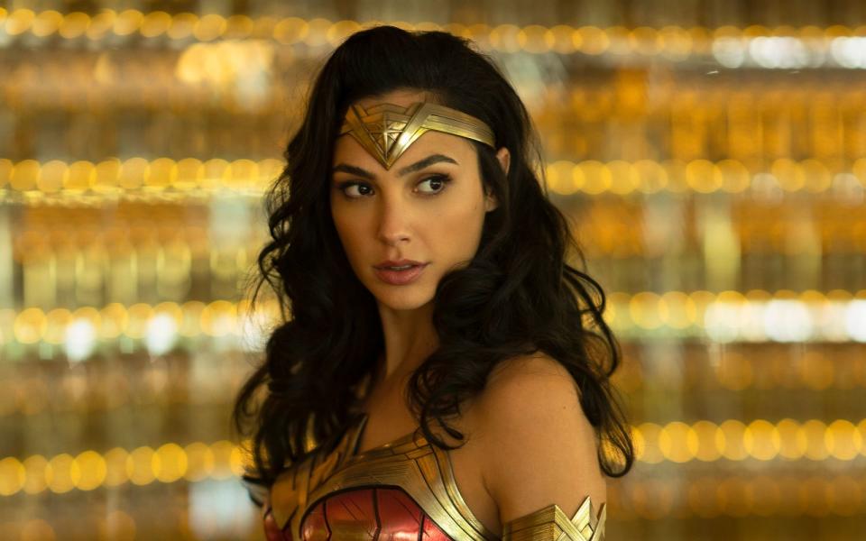 Im DC-Film "Batman vs Superman: Dawn of Justice" stahl sie den Titelhelden glatt die Show, mit ihrem eigenen Kinofilm knackte sie Rekorde: "Wonder Woman 1984" enttäuschte zwar - Gal Gadot in der Hauptrolle begeisterte aber erneut als schlagkräftige Amazonenprinzessin. (Bild: Warner)