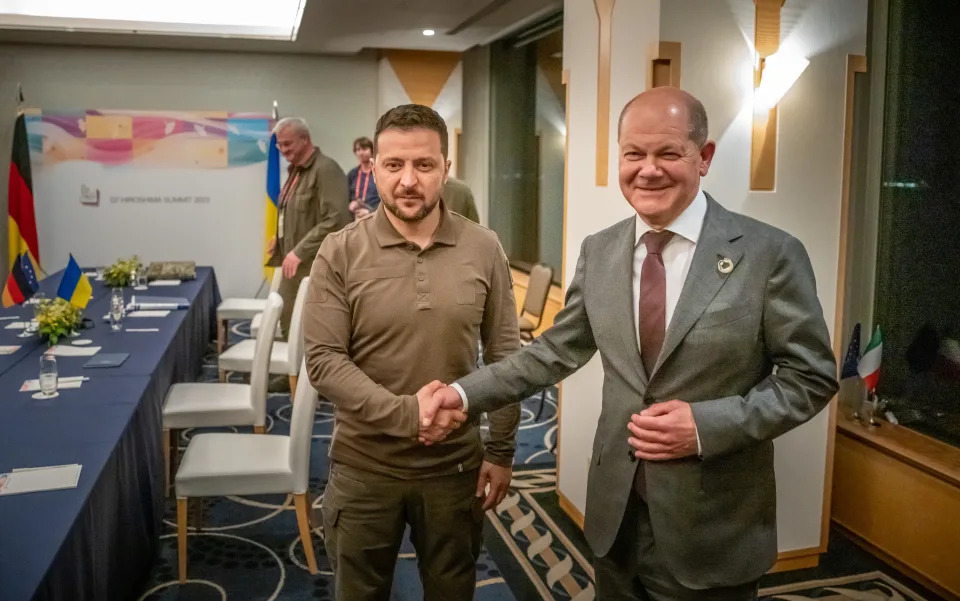 Bundeskanzler Olaf Scholz verabschiedet sich von Wolodymyr Selenskyj Pr&#xe4;sident der Ukraine im Prince-Hotel am zweiten Tag beim G7-Gipfel teil (Bild: Michael Kappeler/dpa)