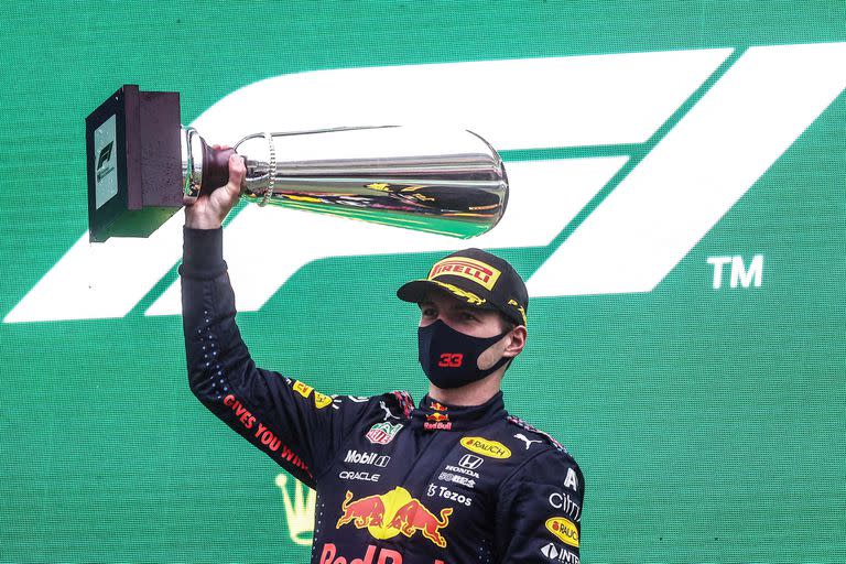 TOPSHOT - El piloto holandés de Red Bull, Max Verstappen, celebra con su trofeo en el podio después de obtener el primer lugar en el Gran Premio de Bélgica de Fórmula Uno en el circuito de Spa-Francorchamps 