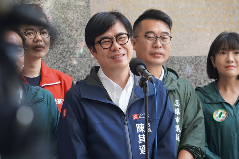 許智傑被拱表態選高雄市長　陳其邁：都很好 對於民進黨立委許智傑24日在雄中餐會上說「不排除 往下屆高雄市長方向去努力」，高雄市長陳其邁 （中）25日笑著表示，相信每個人都很優秀，「以後 不要一個人說考慮，我就要講一次」，要選的都是為 市政服務，大家為高雄市努力，都支持、鼓勵。 中央社記者董俊志攝  113年3月25日 