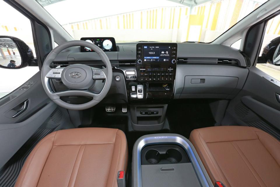 轎式化的儀錶與中控台，以及橫貫式的空調出風口設計，貼切地傳達Staria車系高級化的定位。