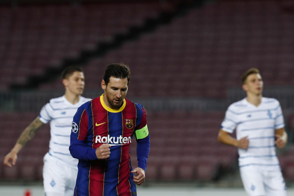 El argentino Lionel Messi, del Barcelona, festeja luego de convertir un penal ante el Dynamo de Kiev, en un partido de la LIga de Campeones, realizado en el Camp Nou el miércoles 4 de noviembre de 2020 (AP Foto/Joan Monfort)