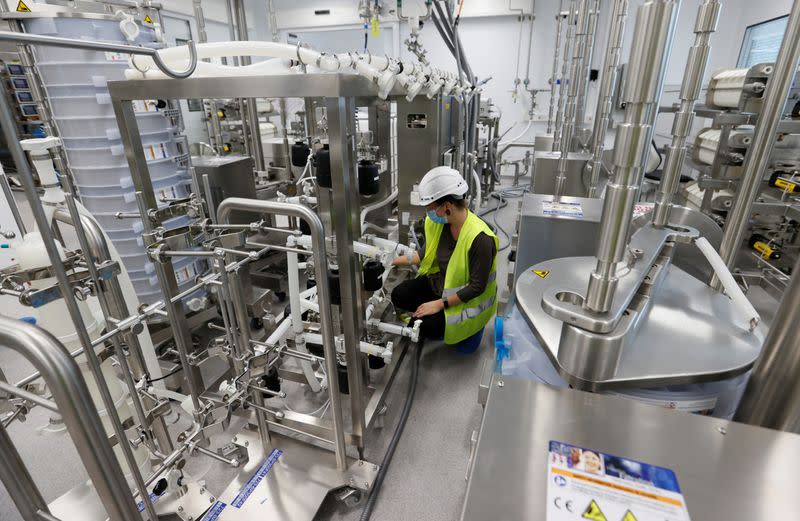 Un empleado de las instalaciones de la farmacéutica Lonza en Visp, Suiza