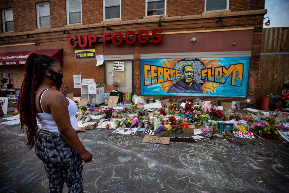 A woman pays her respects at the makeshift memorial and mural outside Cup Foods in Minneapolis on May 31. (Photo: Jason Armond via Getty Images)